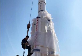 街道火箭雕塑 現(xiàn)代景觀擺件 彩繪雕塑