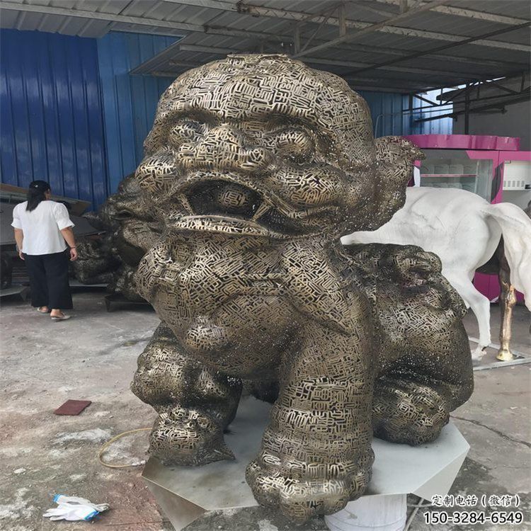 公共獅子雕塑訂做，城市裝飾，不銹鋼鏤空獅子雕塑