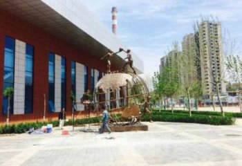 地球儀雕塑定價，拉絲工藝，地球儀人物雕塑制作