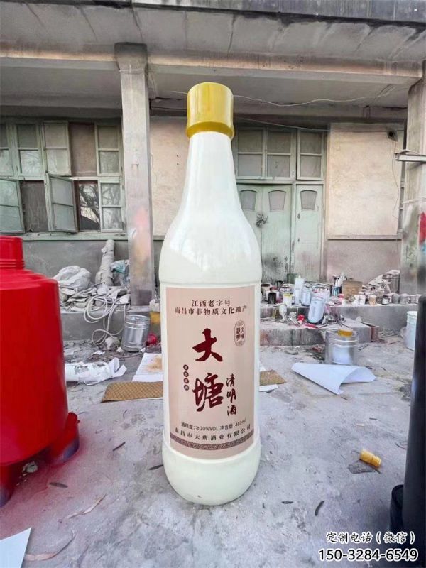 酒瓶雕塑定做，小區擺件，玻璃鋼酒瓶雕塑制作