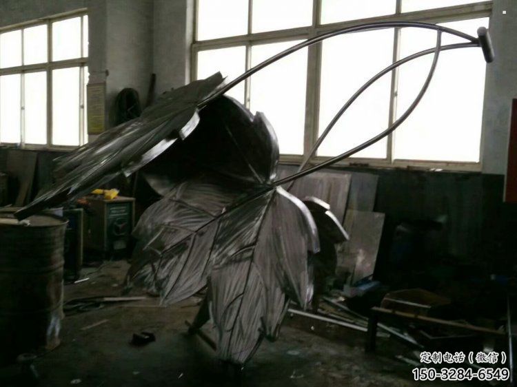 楓葉雕塑服務(wù)商，噴泉雕塑，不銹鋼楓葉雕塑訂做廠家